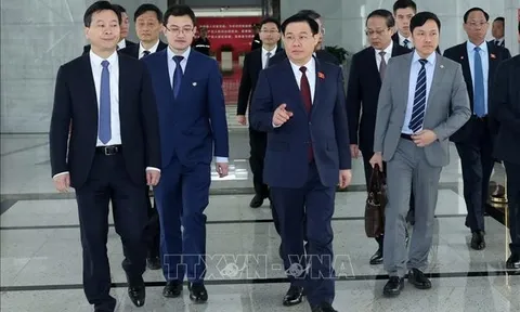Chủ tịch Quốc hội Vương Đình Huệ thăm Khu thí điểm thương mại tự do ở Trung Quốc