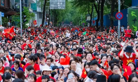 Ấn tượng hình ảnh cờ đỏ sao vàng trong "biển người" chào mừng 50 năm thống nhất đất nước