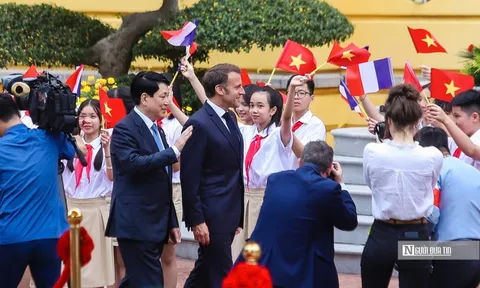 Lễ đón trọng thể Tổng thống Pháp Emmanuel Macron